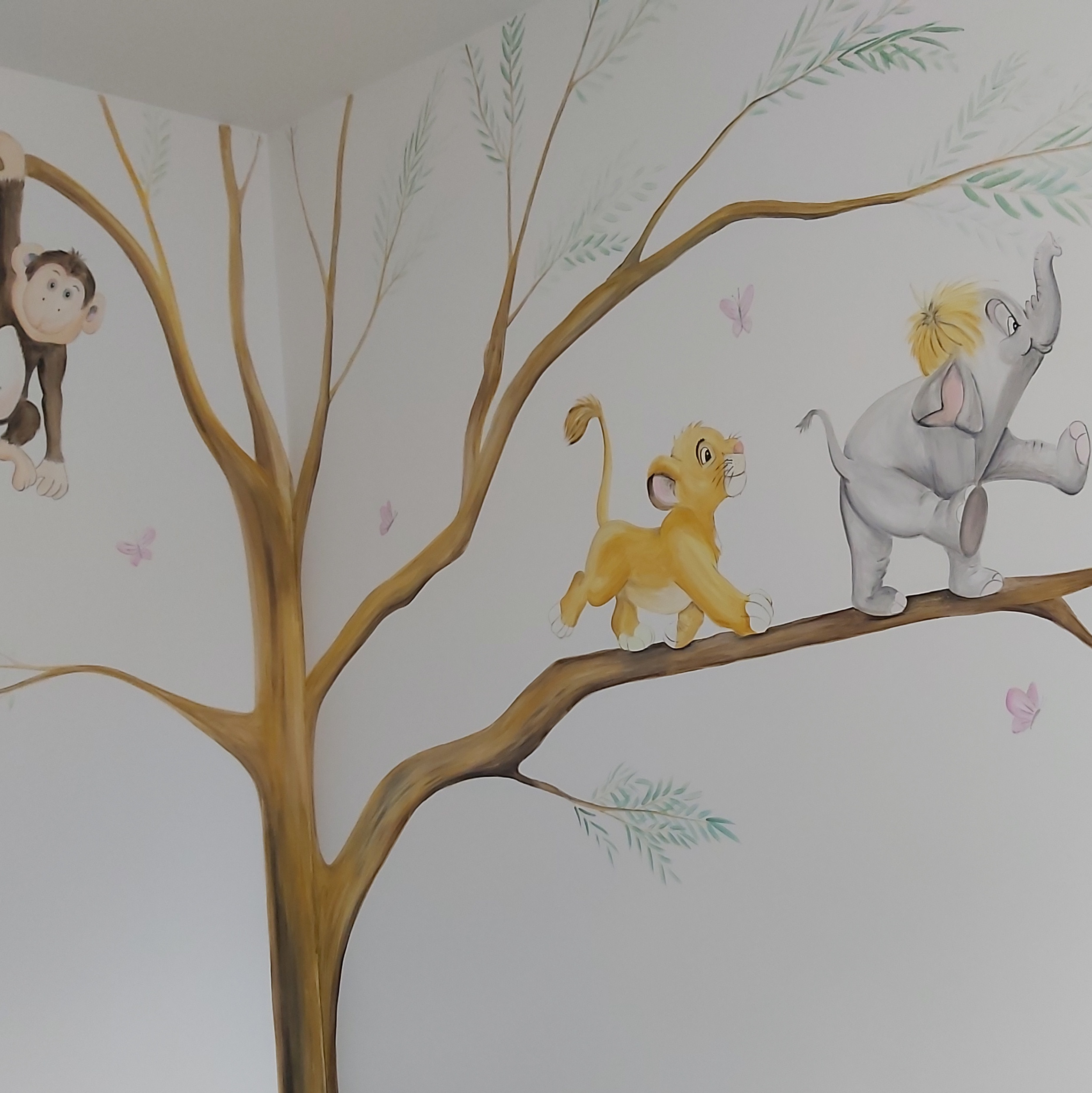Muurschildering leeuw, aapje, olifant in boom