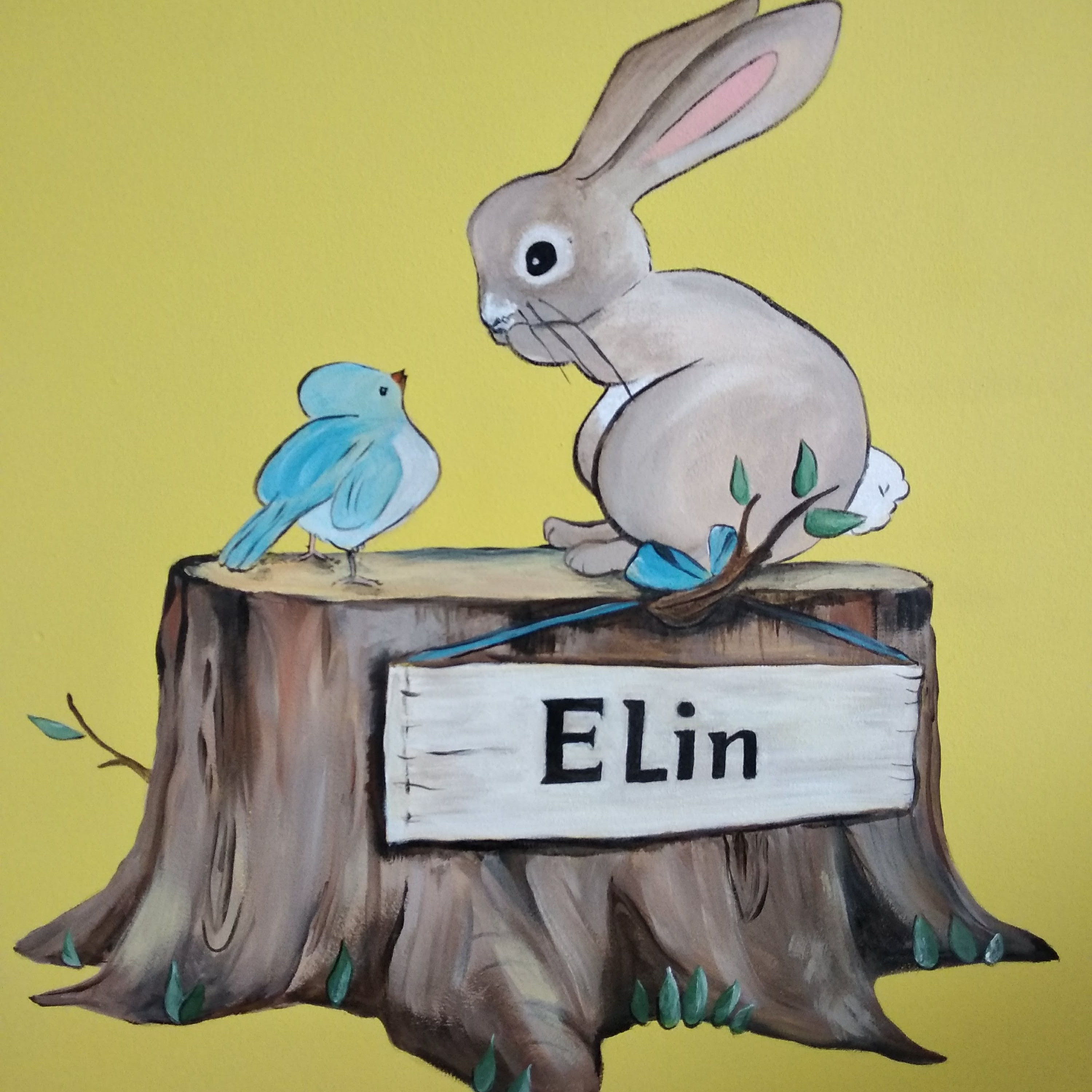 Muurschildering konijn op boomstronk