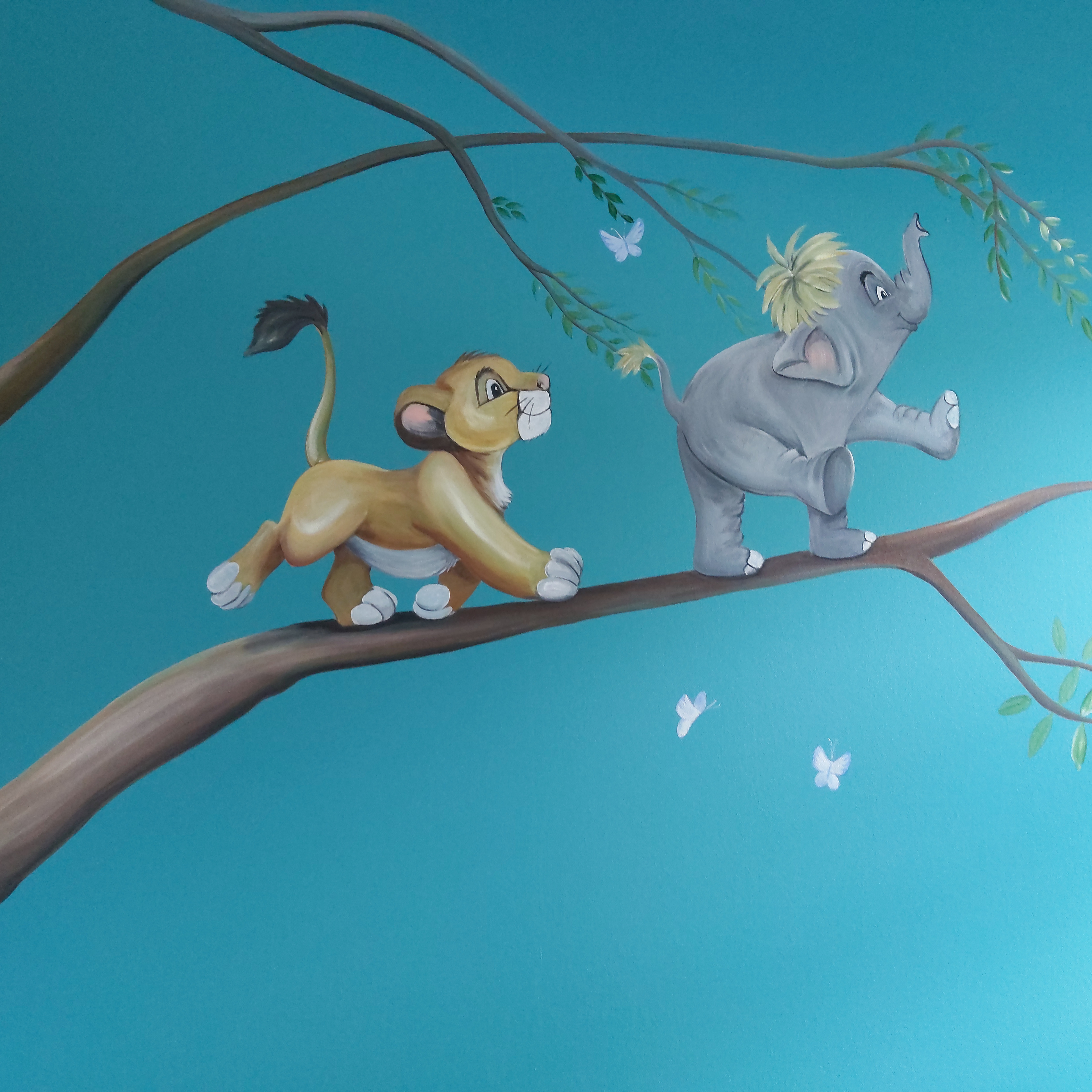 Muurschildering boom met olifant en leeuw